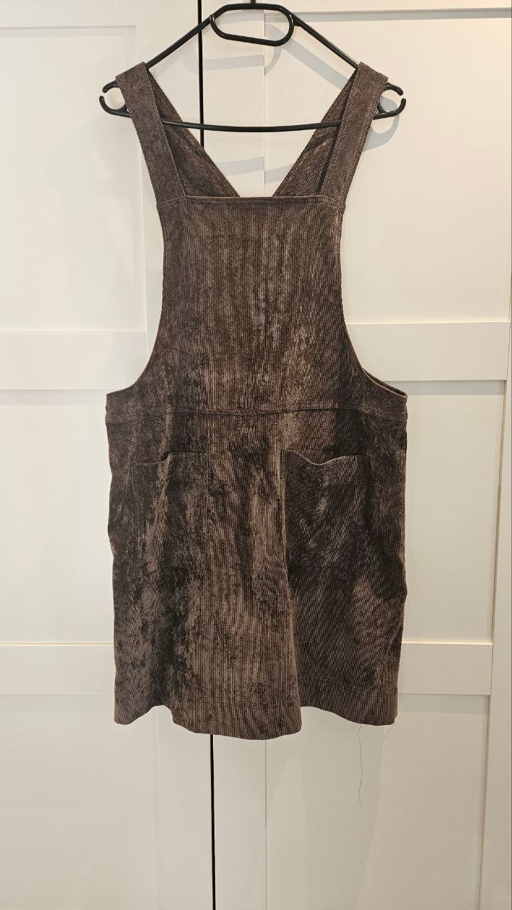 Selbst genähtes braunes Trägerkleid mit aufgesetzten Taschen.
